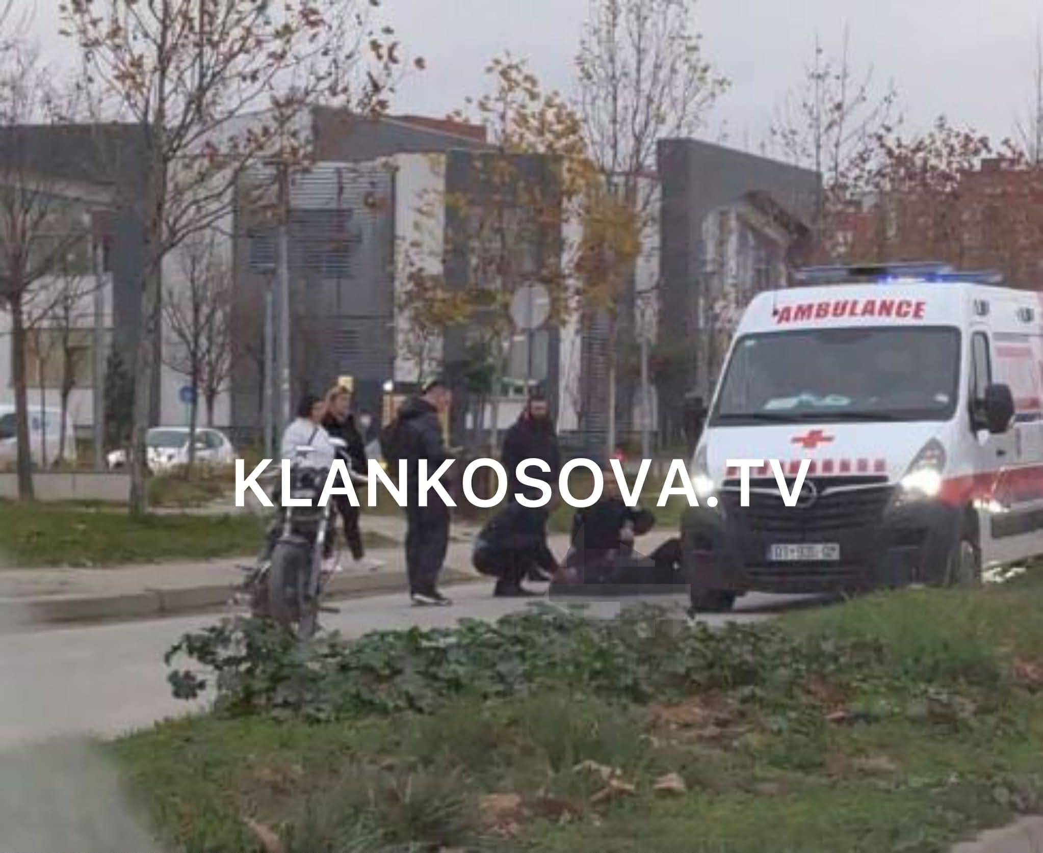 Aksident në afërsi të QKUK-së, një person shihet i shtrirë në rrugë