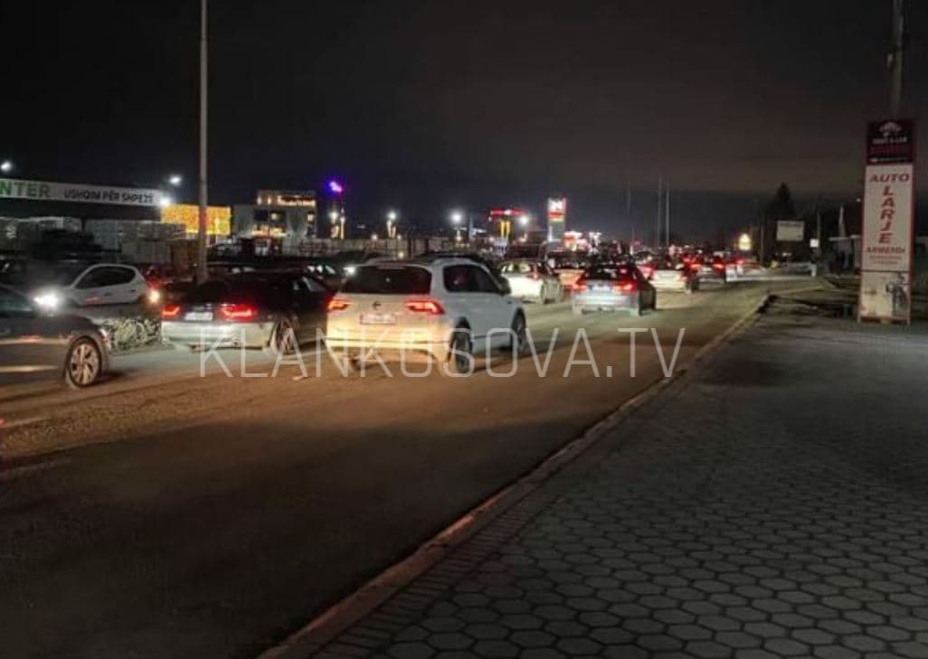 Fluks i madh i mërgimtarëve – kolona ‘bllokon’ magjistralen Prishtinë-Pejë (VIDEO)