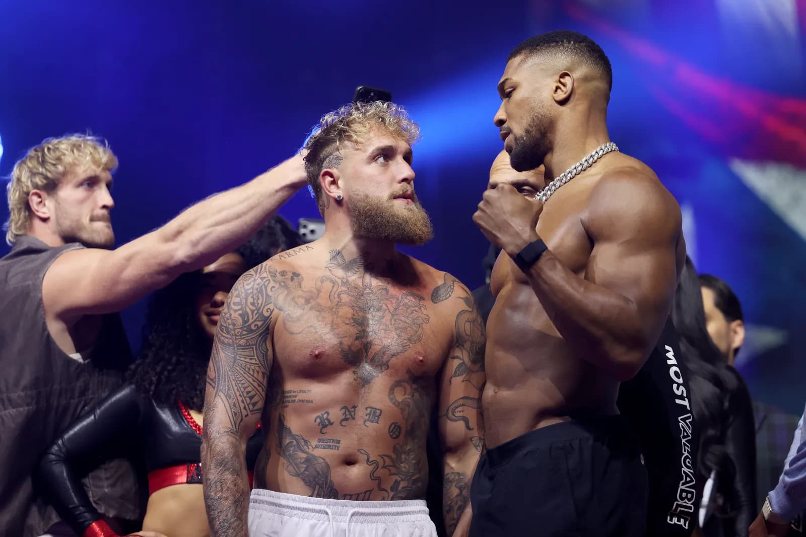 Jake Paul reagon pas aksidentit me makinë të Anthony Joshuas