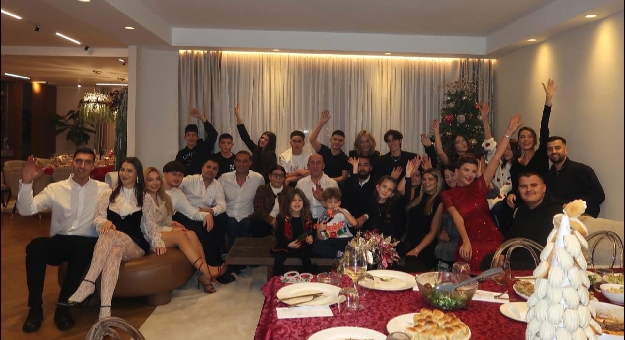 Haradinaj uron Vitin e Ri me një foto familjare: Gëzuar atyre që sonte punojnë në shërbim të atdheut