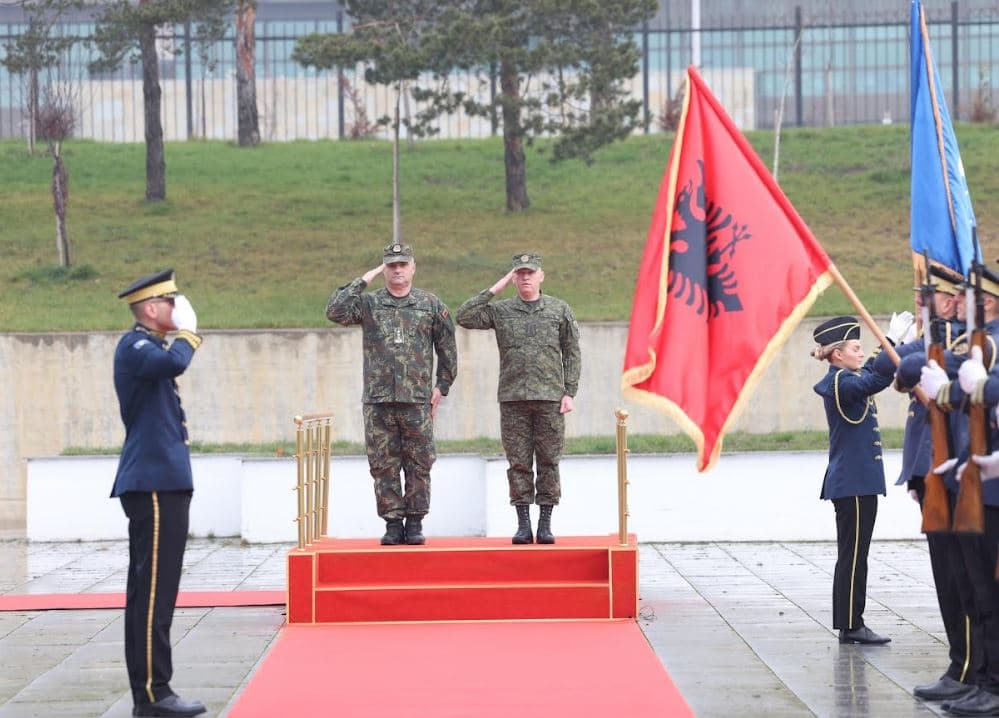 Jashari takon Kingjin, flasin për thellimin e bashkëpunimit me ushtrinë e Shqipërisë