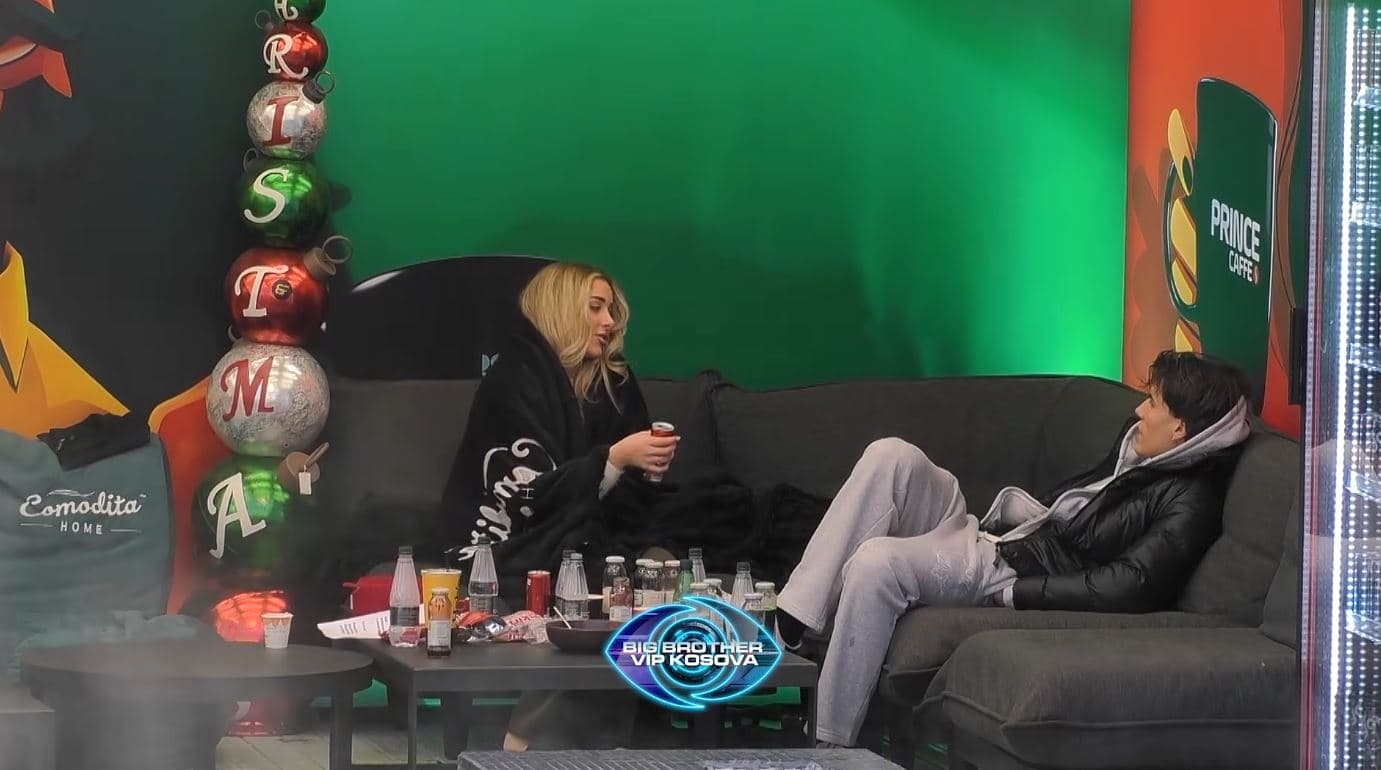 “Sytë të shkojnë”, Jasmina dhe Elijona dyshojnë që Klodi ka pëlqim për Benitën (VIDEO)