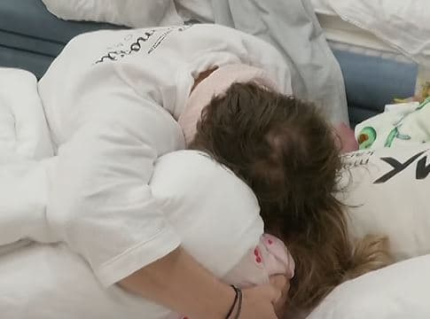 Klodi e zgjon Elijonën me përqafim të ngrohtë (VIDEO)