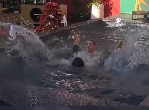 Klodi dhe Londrimi shijojnë bashkë pishinën (VIDEO)