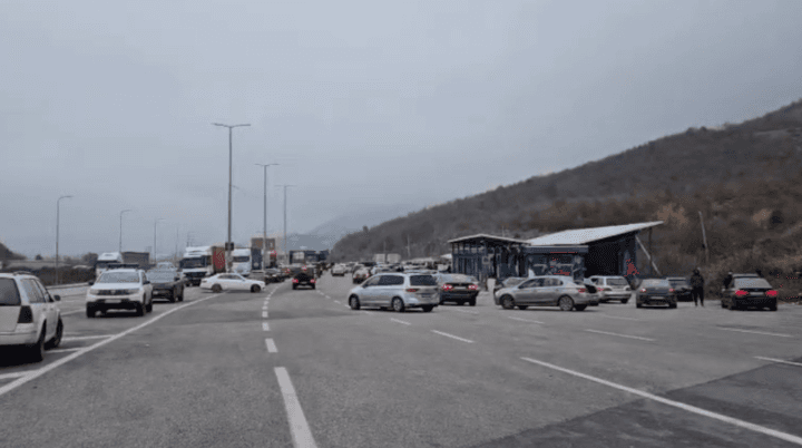 Fluks i lartë automjetesh edhe në kufirin Shqipëri-Kosovë