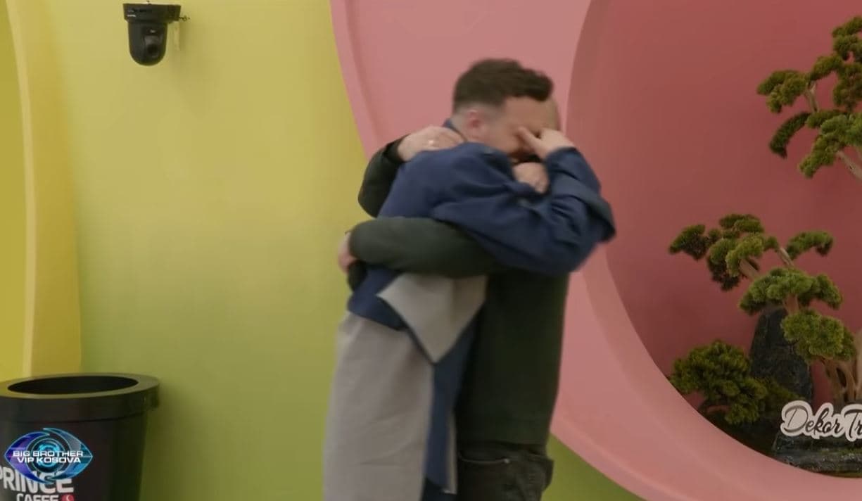 Momente emocionuese: Kushtrimi surprizohet nga daja i tij, ish-ushtar i UÇK-së (VIDEO)