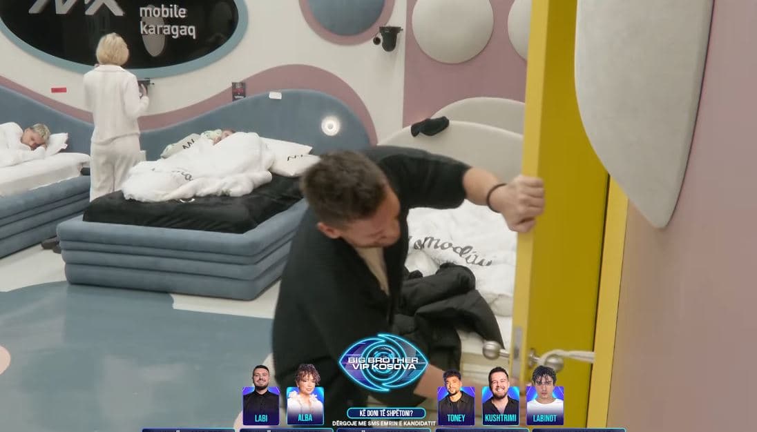Momenti kur Ludo Lee hap me forcë derën e dhomës së gjumit (VIDEO)