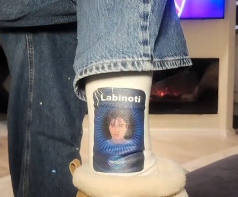 Mihrije Braha vesh çorape me foto të Labit, bën thirrje të shpëtohet nga nominimi