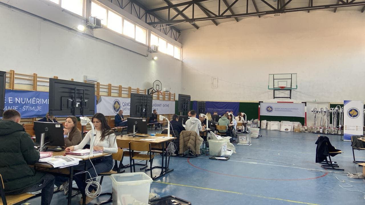 Gati 50 për qind të numëruara, s’ka fort ndryshim në votat e deputetëve