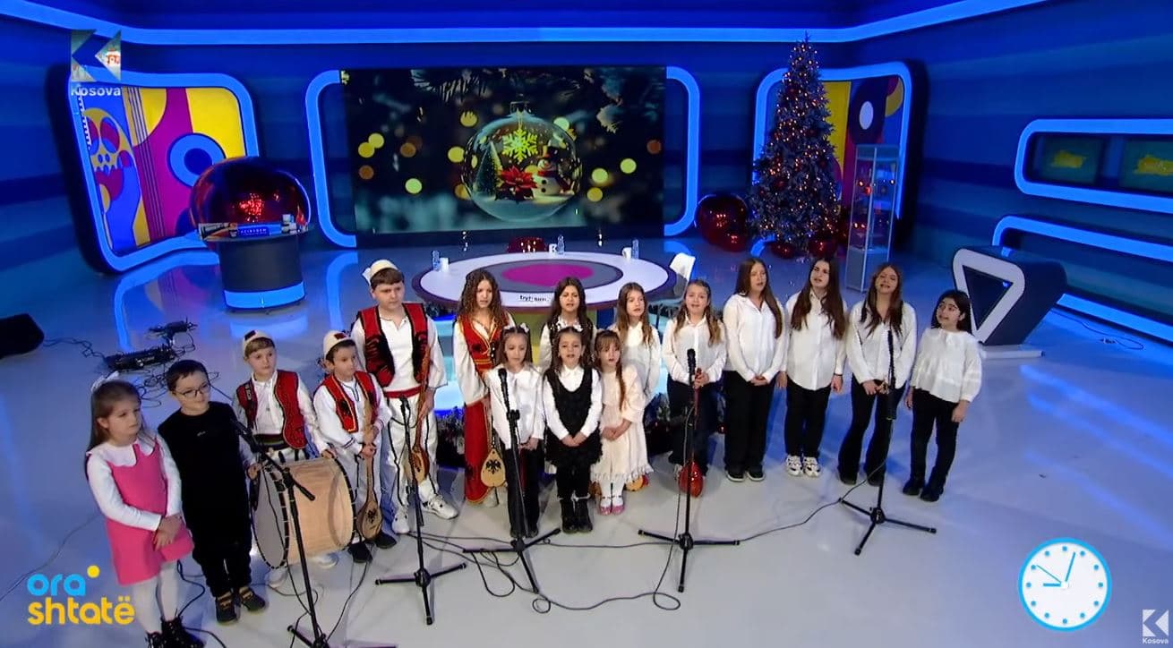 Atmosferë festive në “Ora 7”, vogëlushët performojnë me piano e çifteli (VIDEO)