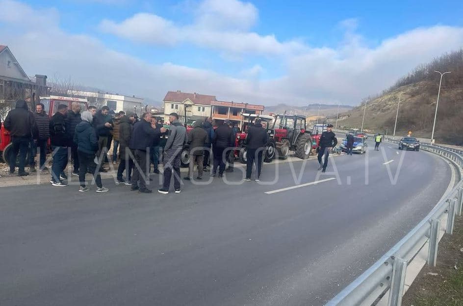 Protestojnë banorët e Tenezhdollit, kërkojnë ndërtimin e një rrethrrotullimi (VIDEO)