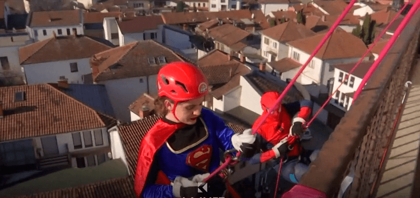 Zgjedhjet në Gjakovë: Dasmorët e super-heronjtë në ditën e votimit (VIDEO)