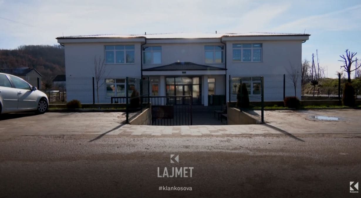 Shqetësimi në shkollë: Tekniku s’lejohet në punë, “trazoi” nxënësen (VIDEO)