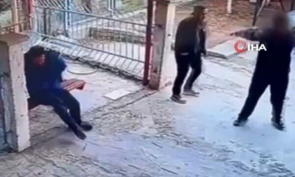 E rëndë: Nxënësi e qëllon me armë zjarri drejtorin e shkollës, kjo është arsyeja (VIDEO)