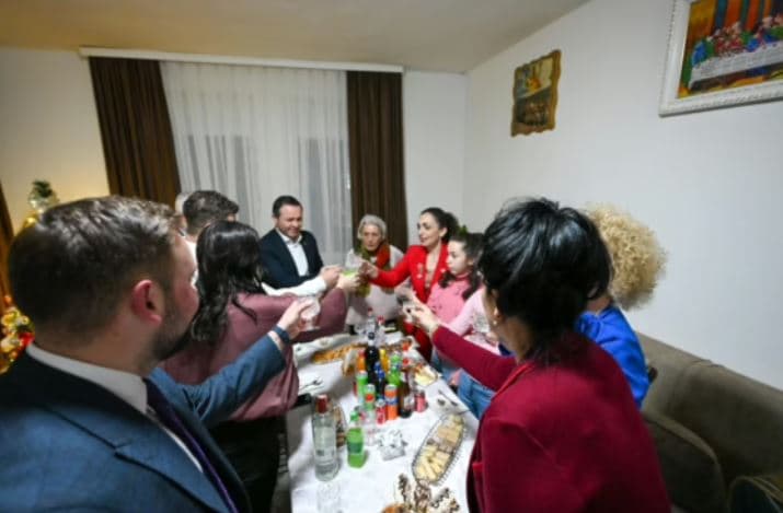 Osmani viziton dy familje për Krishtlindje: Dashuri, paqe dhe shpresë