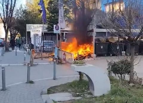 Mbeturinat marrin flakë në qendër të Prishtinës