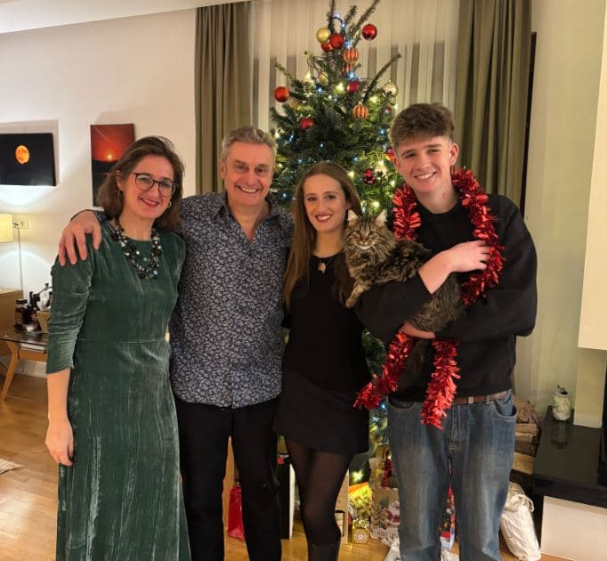Me një portret familjar, ambasadori britanik uron Krishtlindjen: Kohë gëzimi, bashkimi, shprese