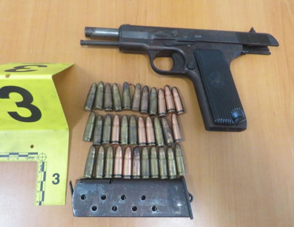 73-vjeçari në Llapushnik arrestohet për dëmtim të orendive - policia i sekuestron tri armë