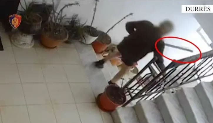 Pamje tronditëse në Durrës: 76-vjeçari e godet me sende të forta gruan në kokë (VIDEO)