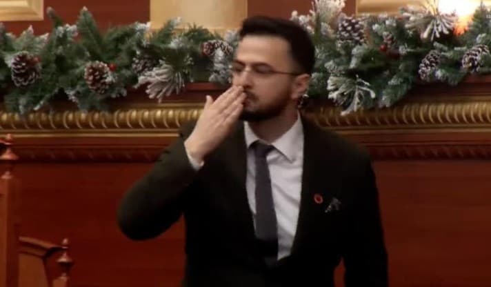 Mes kaosit në Parlamentin shqiptar, betohet Avokati i Ri i Popullit - puth demokratët që i dhanë firmën