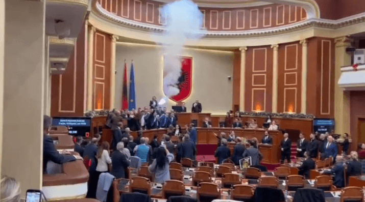 Rriten tensionet në Kuvendin e Shqipërisë, ndizen flakadanë