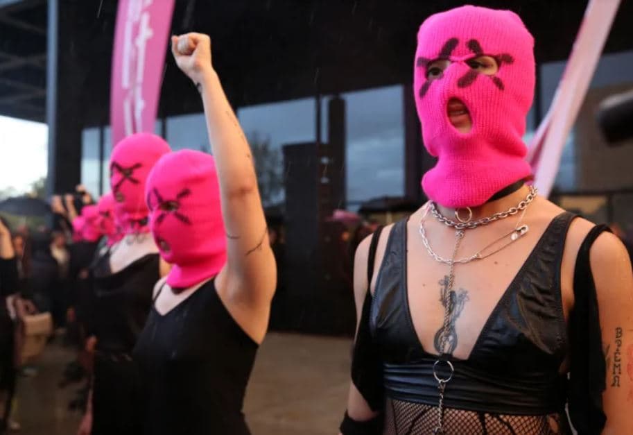 Gjykata ruse shpall grupin Pussy Riot “ekstremist”