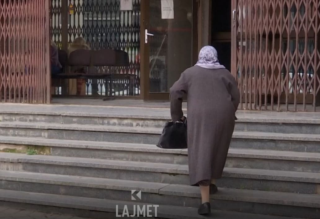 E kaluan 80-vjetshin, u lehtësohet votimi (VIDEO)