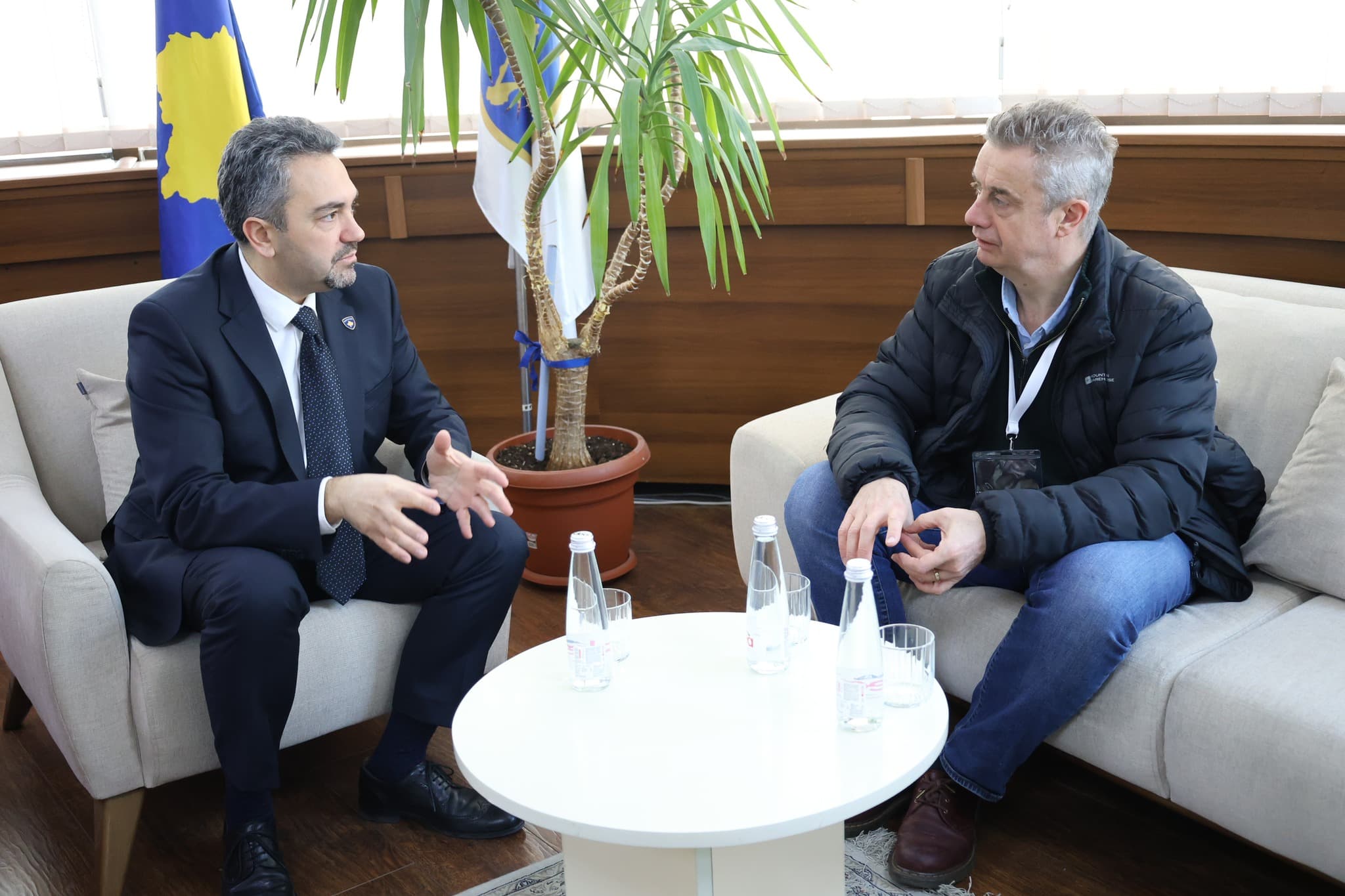"Uroj një demonstrim të suksesshëm të demokracisë", Hargreaves i shkon për vizitë Radoniqit në KQZ