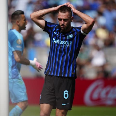Stefan de Vrij synon largimin nga Interi