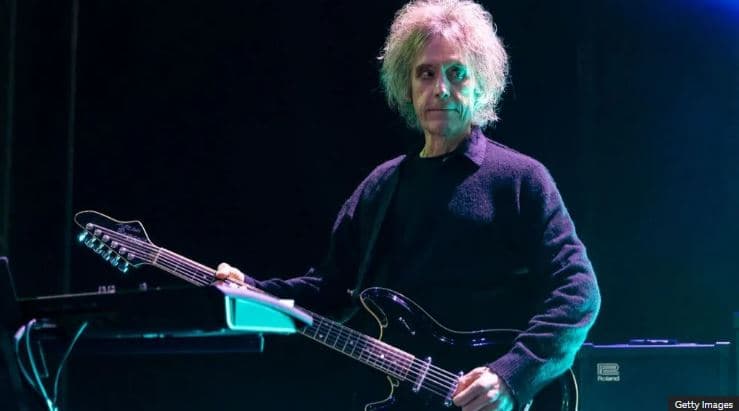 ​Vdes kitaristi i grupit të njohur britanik "The Cure"