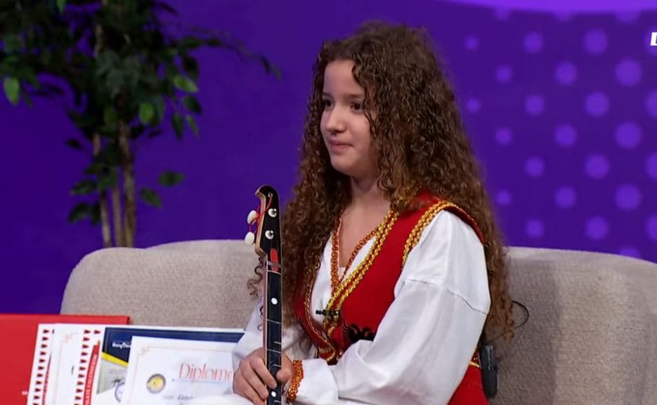 Lijana Klinaku, 12-vjeçarja me pasion për muzikën folklorike dhe aktrimin (VIDEO)