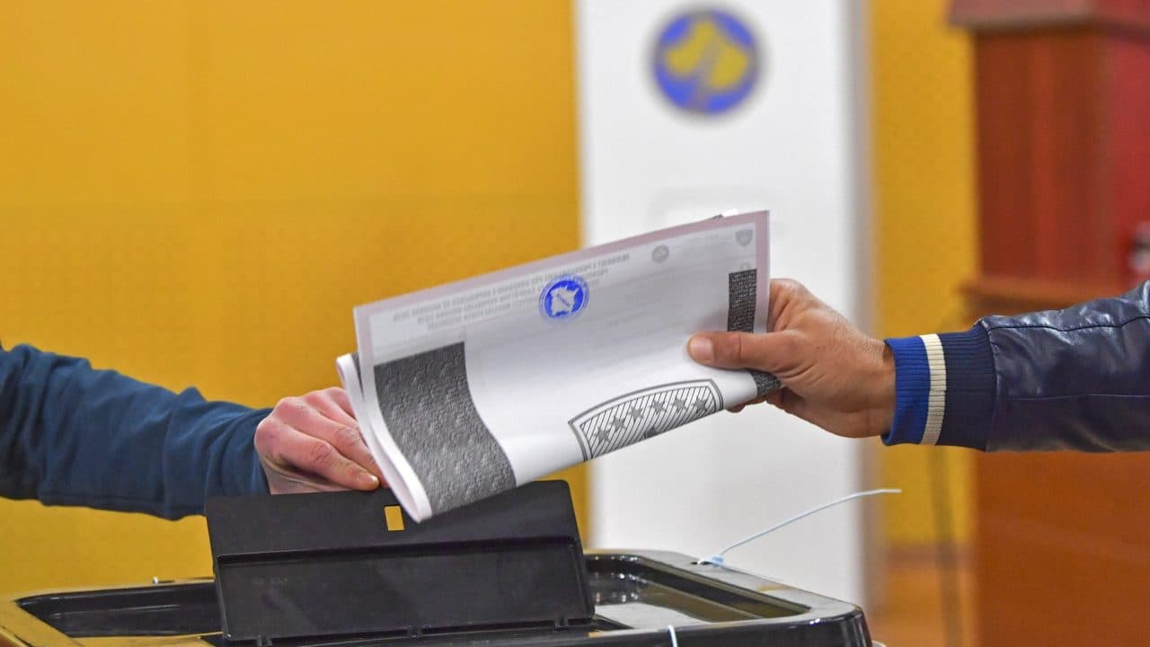 Deri në orën 15:00, mbi gjysmë milioni kanë shfrytëzuar të drejtën e votës