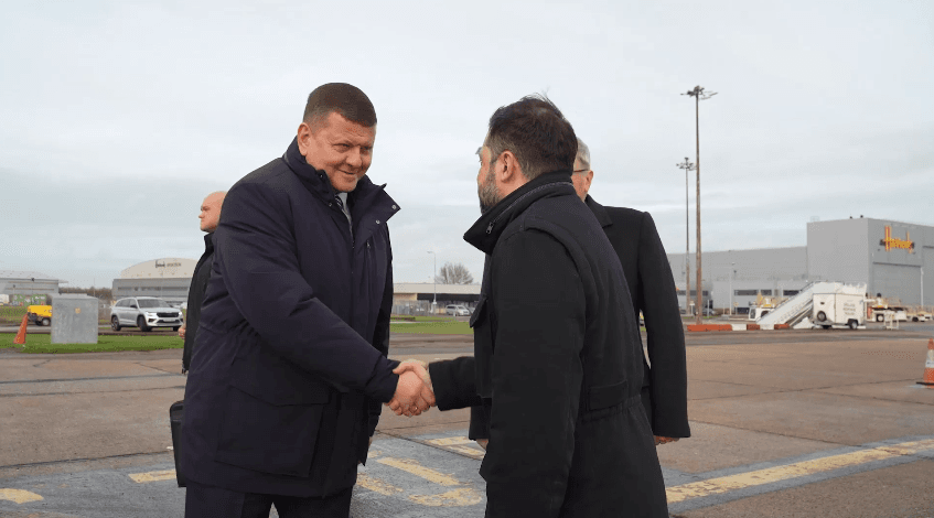 Zelensky mirëpritet në Britani nga ish-shefi i ushtrisë që ai e shkarkoi