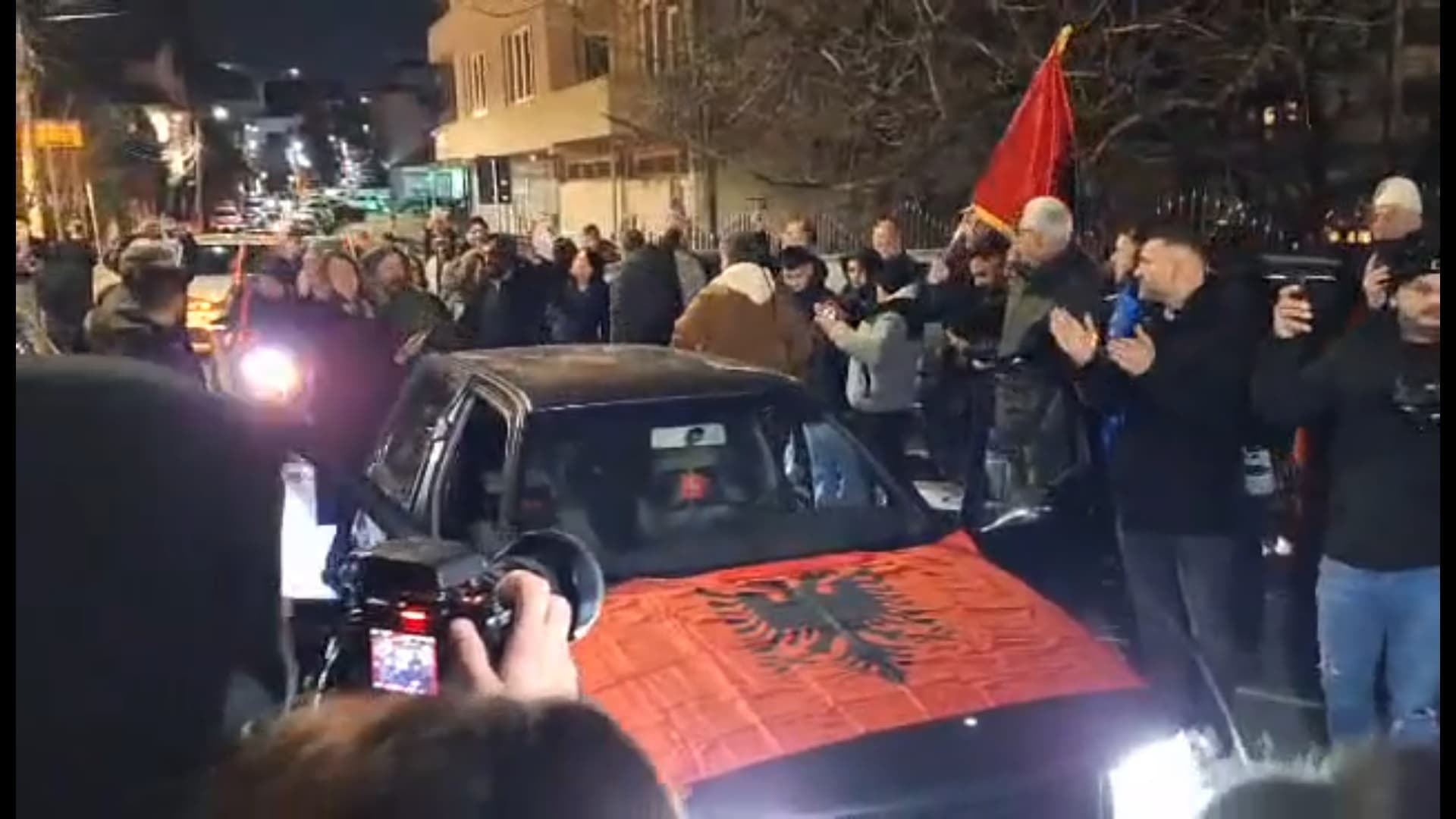 Festë te selia e LVV-së, burra e gra ia krisin valles me këngë patriotike (VIDEO)