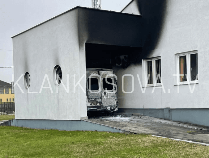 Zjarr në Rahovec: Dyshohet se një person ia vuri flakën autoambulancës (FOTO)