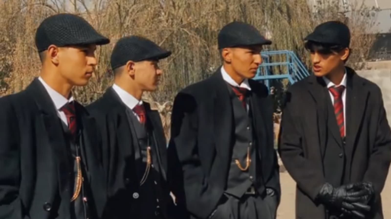 U veshën si “Peaky Blinders”, të rinjtë afganë i zë sherri me talebanët