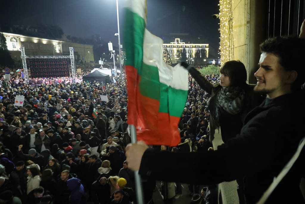 Bie qeveria bullgare pas javësh protestash masive