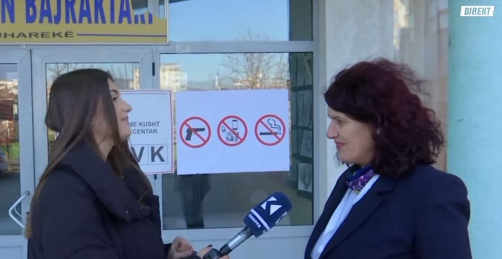 Rreth 40 suharekasë votojnë me kusht në qendrën e votimit në "Destan Bajraktari" (VIDEO)