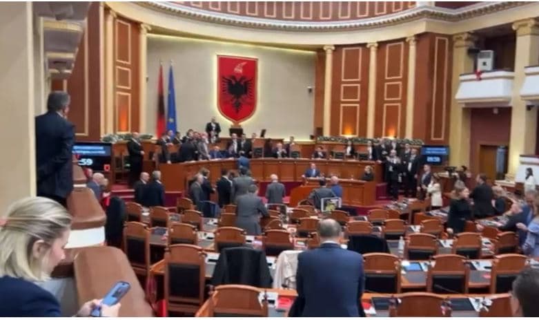 Një orë tensione, përplasje fizike, tym nga flakadanët… mbyllet seanca kaotike në Kuvendin e Shqipërisë