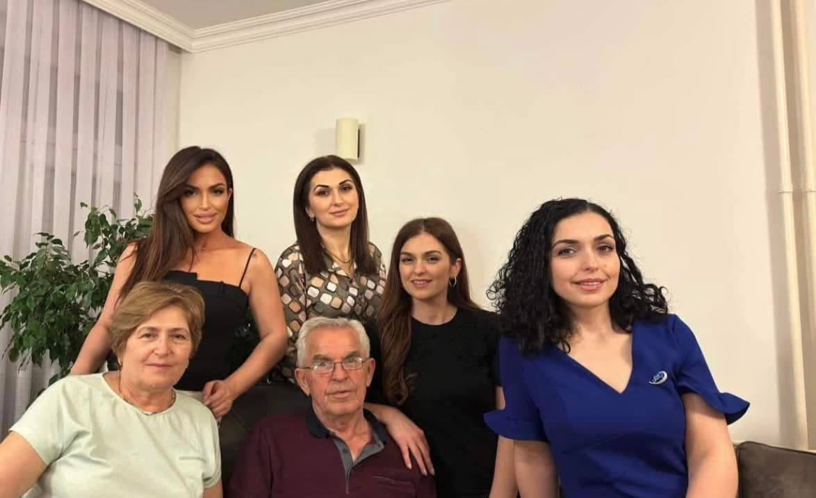 Osmani rrëfen fëmijërinë në Klan Kosova: Babanë ma dëbuan nga puna e ma burgosën (VIDEO)