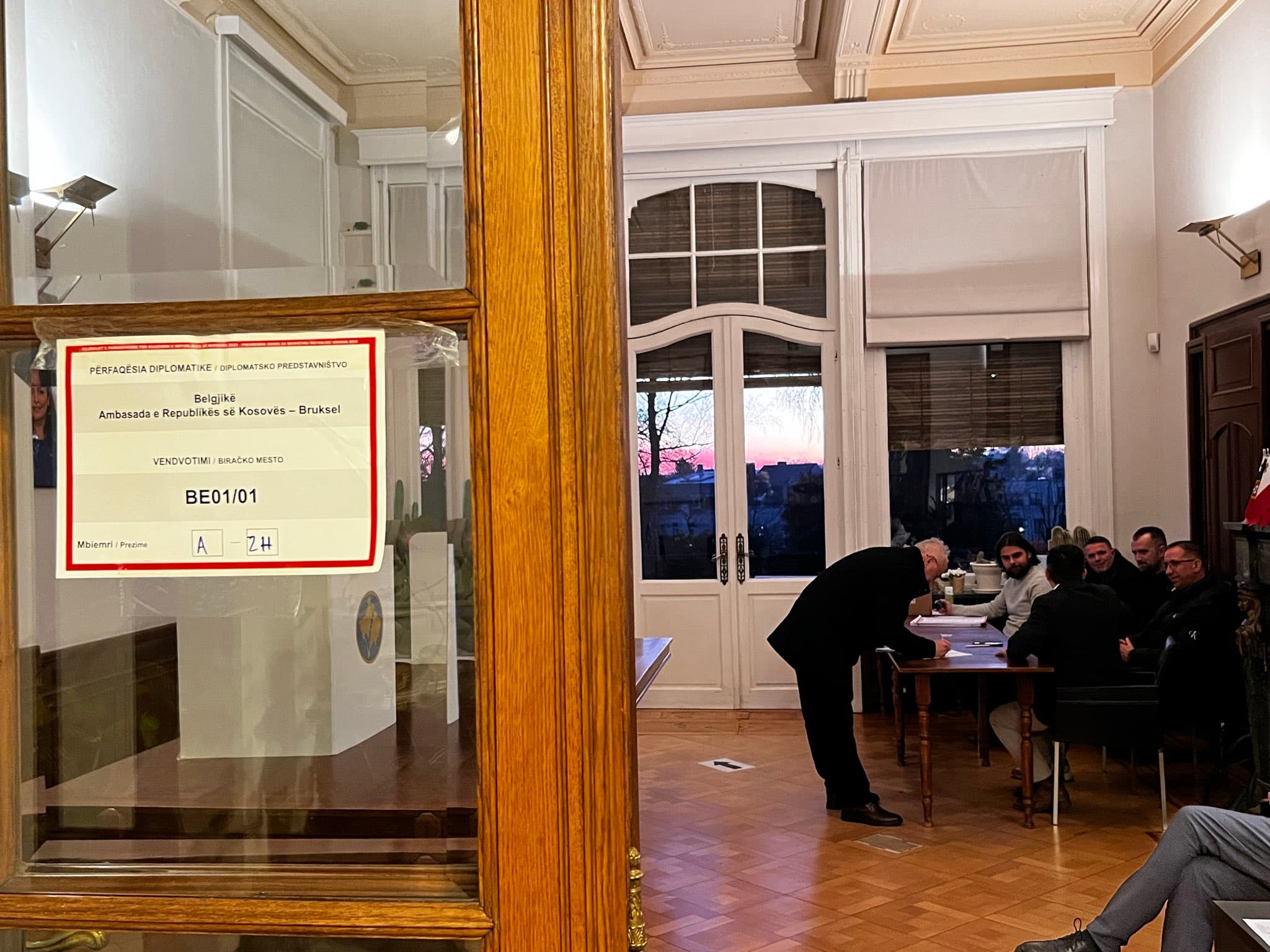 Elezi: Deri në ora 09:00, mbi një mijë qytetarë votuan në përfaqësi diplomatike