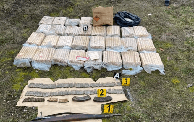 140 kg eksplozivë të gjetur në veri, Baliqi: Janë prodhuar në Serbi më 2014 (VIDEO)