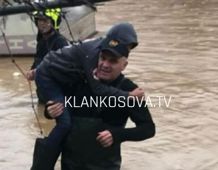 Zjarrfikësit shpëtimtarë: Pamje nga evakuimi i familjeve në Brekoc dhe Piskotë (VIDEO)