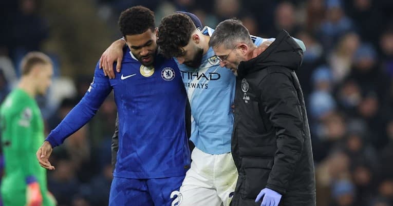 Guardiola e theu këmbën
