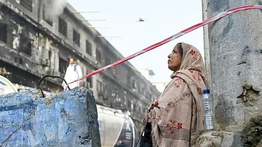 Numri i të vdekurve nga zjarri në një qendër tregtare në Pakistan rritet në 67