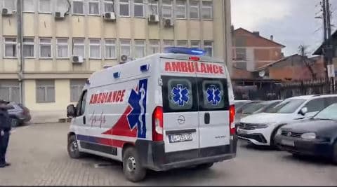 Autoambulanca mbërrin në Gjykatën e Prizrenit, dikujt dyshohet se iu përkeqësua shëndeti (VIDEO)