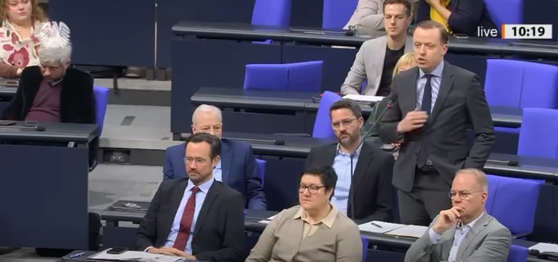 Deputeti gjerman: Ndërhyrja në vitin '99 ndali gjenocidin në Kosovë (VIDEO)