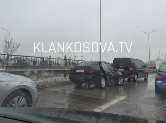 Aksidentohen dy vetura në Prishtinë (FOTO)