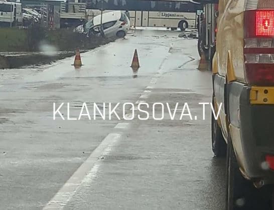 Aksident në Rufc të Lipjanit, vetura përfundon jashtë rrugës (FOTO)