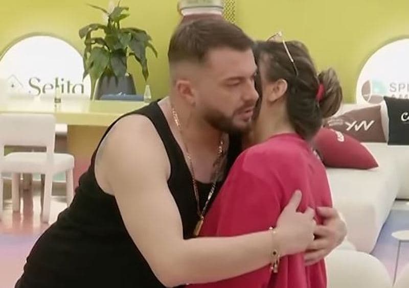 Limi e përqafon Albën, ajo bën reagimin e papritur (VIDEO)